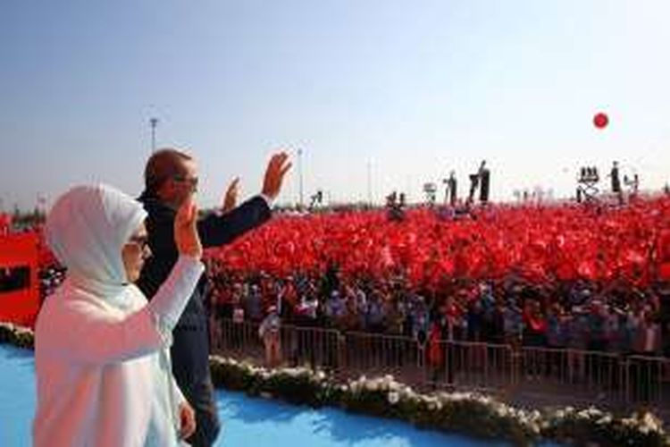 Presiden Turki Recep Tayyip Erdogan dan istrinya, Emine menyapa ratusan ribu pendukungnya yang memadati distrik Yenikapi, Istanbul, Minggu (7/8/2016), dalam aks unjuk rasa mendukung pemerintah.