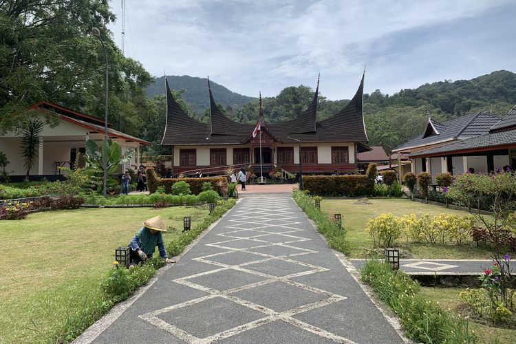 Museum Bustanil Arifin didirikan oleh Menteri Koperasi RI kedua era 1978-1993, almarhum Bustanil Arifin pada 8 Agustus 1988. Saat ini, Museum Bustanil Arifin dikenal juga sebagai Pusat Dokumentasi dan Informasi Kebudayaan Minangkabau (PDIKM).