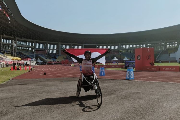 Maria Goreti Samiyati mengibarkan bendera Merah Putih usai memenangi lomba wheelchair racing ASEAN Para Games 2022 di Stadion Manahan, Solo, pada Kamis (4/8/2022).