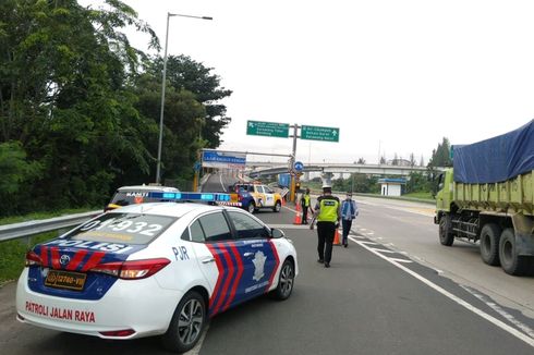 Macet, Akses Jalan Layang Tol MBZ Arah Cikampek Ditutup Sementara