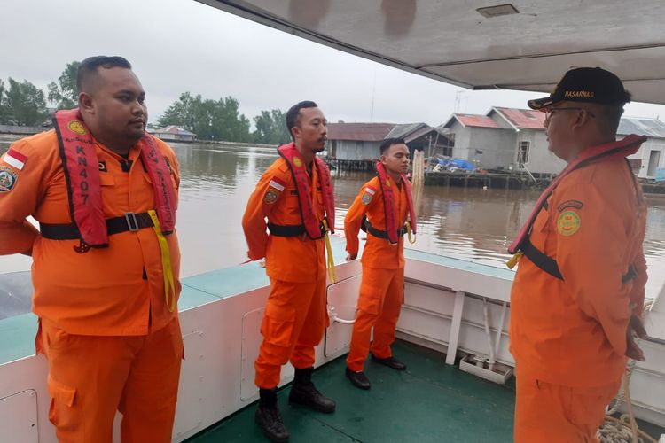 Tim Basarnas Banjarmasin diberangkatkan ke Perairan Tabuneo, Tanah Laut, Kalsel untuk melakukan pencarian terhadap seorang penumpang kapal ferry yang melompat ke laut pada, Sabtu (3/12/2022) 