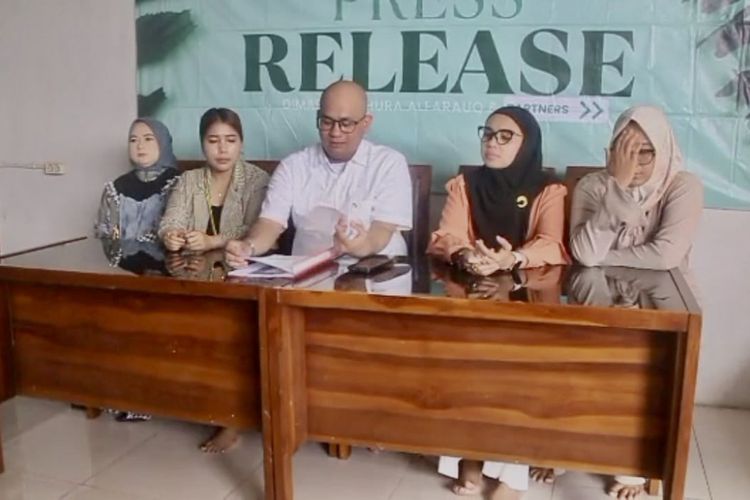 Para korban arisan bodong di Sidoarjo, Kamis (17/4/2025).