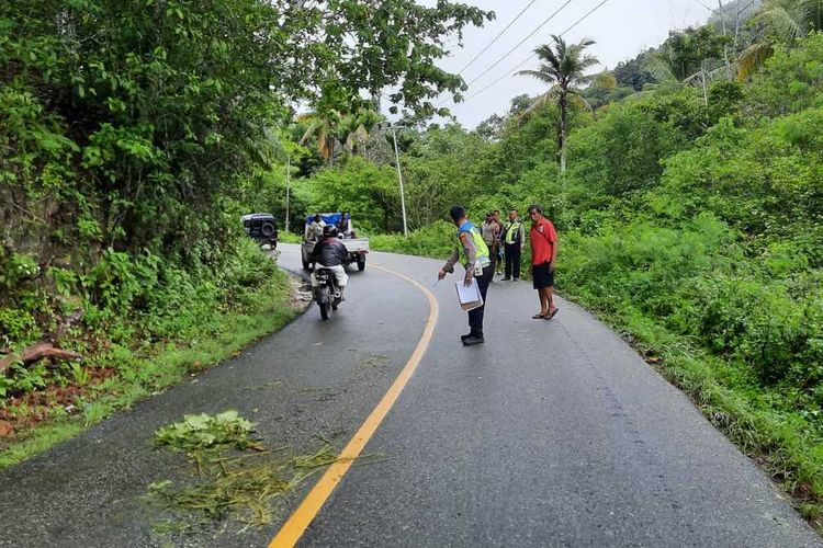 Satuan Lalulintas Polres Jayapura saat melakukan olah tempat kejadian perkara pasca kecelakaan mau yang terjadi di jalan raya Jayapura-Genyem, Kabupaten Jayapura, Papua, Jumat (16/12/2022).
