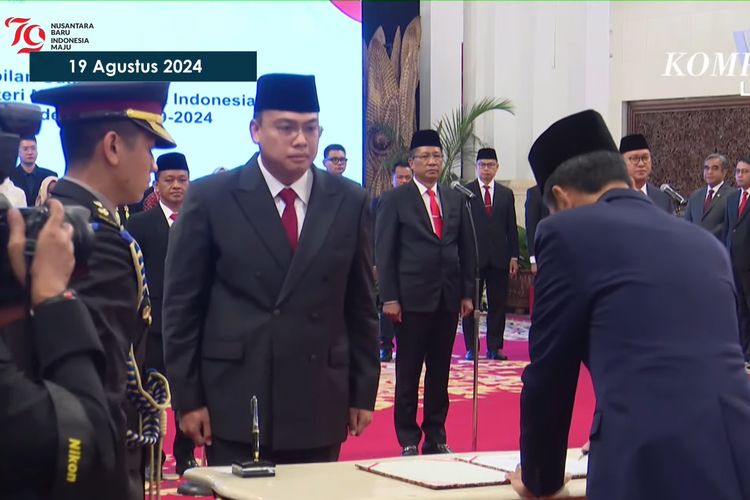 Presiden Jokowi melantik Angga Raka Prabowo sebagai Wamenkominfo di Istana Negara, Jakarta, Senin (19/8/2024).