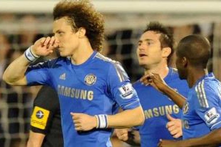 Bek Chelsea, David Luiz (kiri), merayakan golnya ke gawang Fulham, pada laga Premier League, di Craven Cottage, Rabu (17/4/2013). 