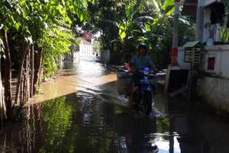 Jalan desa di Desa Tambakrejo, Kecamatan Kraton, Kabupaten Pasuruan, Jawa Timur yang masih tergenang, Jumat (1/6/2016)