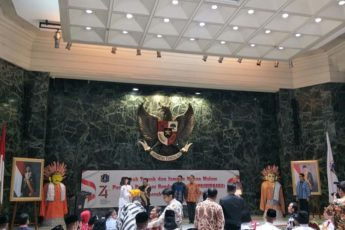 Gubernur DKI Jakarta Anies Baswedan saat menerima penghargaan dari Purna Paskibraka DKI Jakarta di Balai Agung, Balai Kota Pemerintah Provinsi DKI Jakarta, pada Sabtu (17/8/2019).