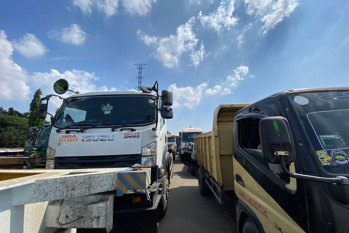 Kondisi kemacetan di Jalan Akses Marunda, Marunda, Cilincing, Jakarta Utara pada Selasa (20/6/2023). Kemacetan ini disebabkan oleh penutupan jalan akibat amblesnya aspal di jembatan Jalan Akses Marunda. 