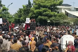 Massa Aksi 2626 Padati Balaikota Sukabumi, Tagih Janji dan Tuntut Wali Kota Minta Maaf