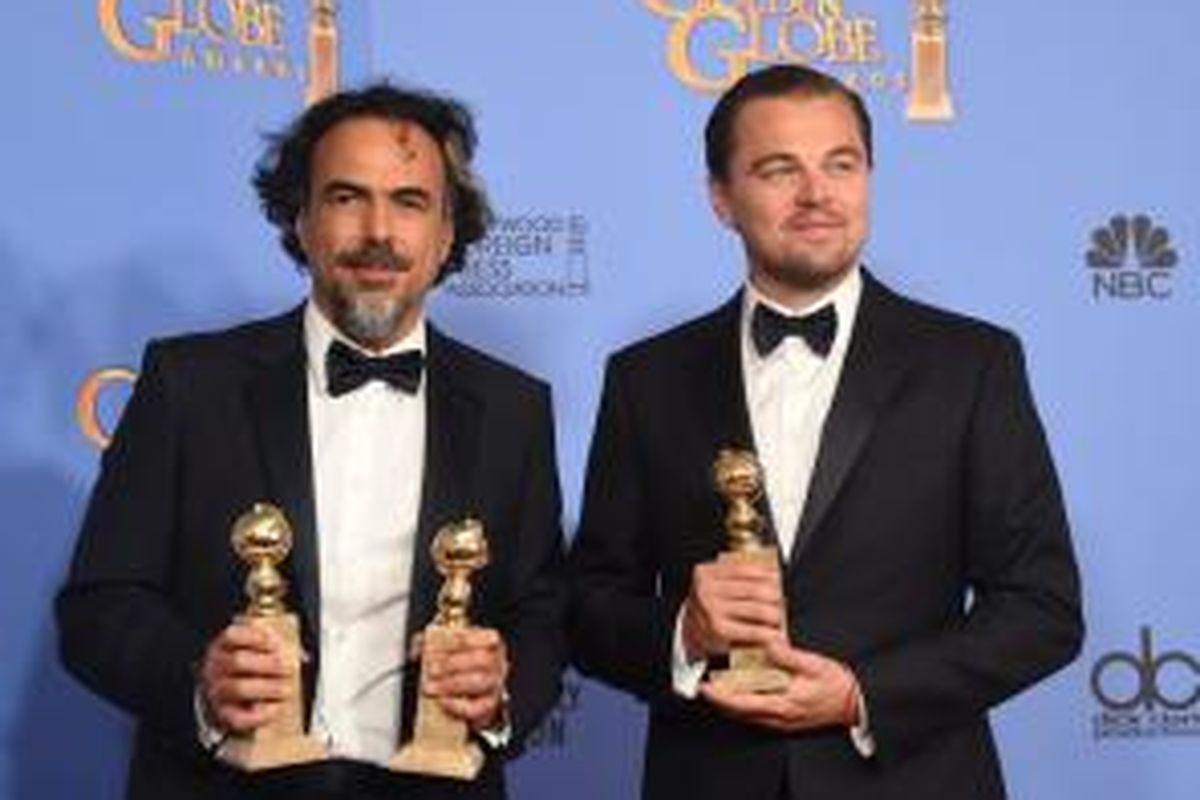 Aktor Leonardo DiCaprio (kanan), dengan trofi Best Performance by an Actor in a Motion Picture - Drama, berpose bersama sutradara Alejandro Gonzalez Inarritu (kiri), dengan trofi-trofi Best Director - Motion Picture dan Best Motion Picture, di ruang pers Golden Globe Awards 2016, Beverly Hilton Hotel, Beverly Hills, California, AS, pada 10 Januari 2016 waktu setempat.