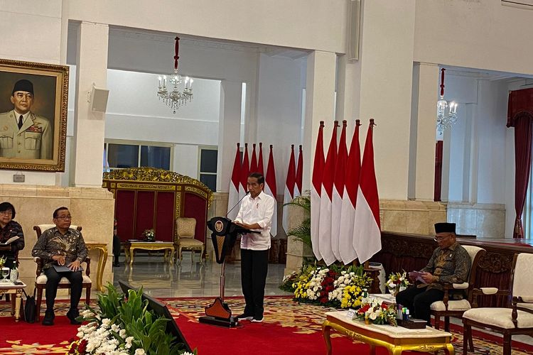 Presiden Joko Widodo memberikan arahan dalam Sidang Kabinet Paripurna di Istana Negara, Jakarta Pusat, Senin (11/12/2023). 