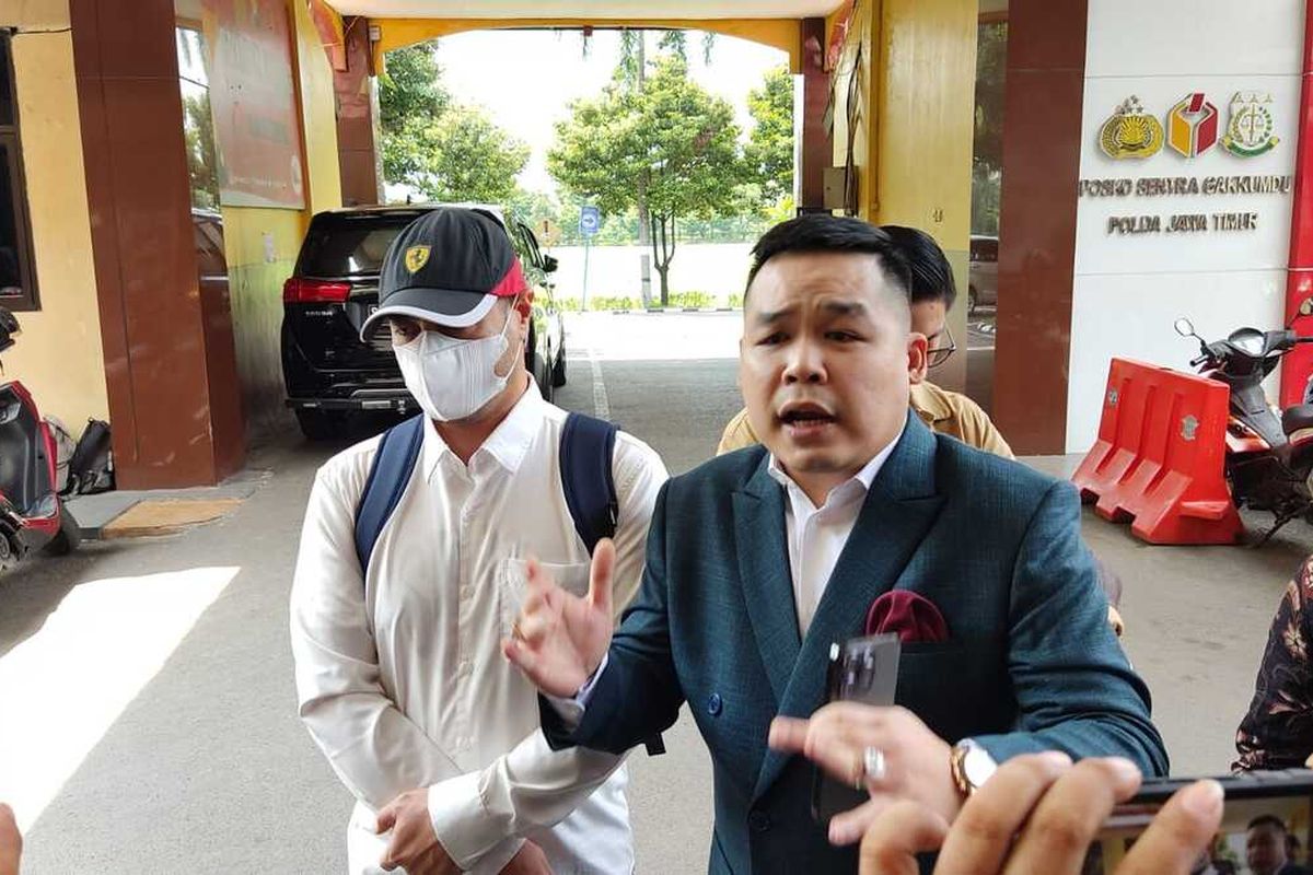 Ferry Irawan (kiri) didampingi kuasa hukumnya memenuhi panggilan penyidik Polda Jatim untuk diperiksa, Senin (16/1/2023).