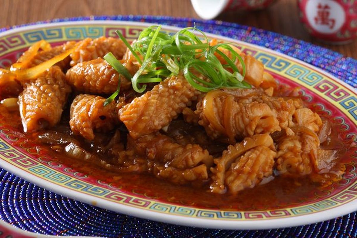 Ilustrasi cumi saus mentega ala restoran seafood. 