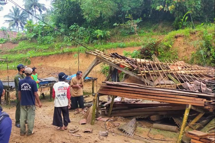 ROBOH- Rumah mbah Slamet warga Dukuh Karangrejo, Desa Tempuran, Kecamatan Sawoo, Kabupaten Ponorogo roboh setelah hujan deras disertai angin kencang melanda wilayah itu, Senin (19/10/2021) sore. 