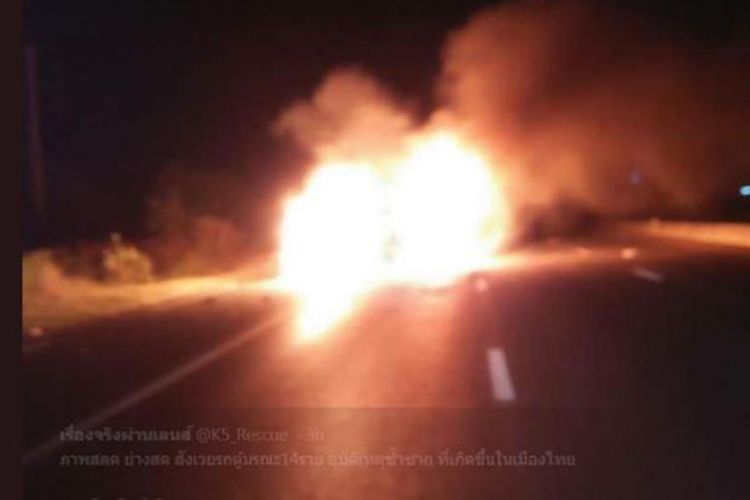 Foto tabrakan antara van dengan truk di Provinsi Sing Buri, Thailand, Jumat. Sebanyak 13 turis asal Myammar dan sopir Thailand tewas terbakar. (24/11/2017)