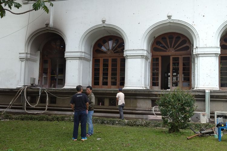 Kaca di sisi barat Gedung Sate di Jalan Diponegoro, Kota Bandung, Jawa Barat, pecah diduga akibat dilempar oleh massa aksi yang berunjuk rasa pada Jumat (29/8/2025) malam.