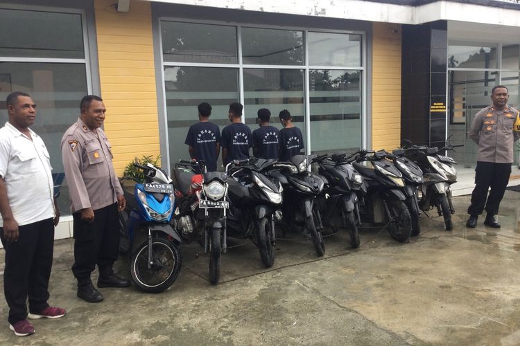 Kapolres Jayapura, AKBP Fredrickus WA Maclarimboen bersama Kapolsek Sentani Kota, Kompol Zakarias Siriyey, saat menunjukkan 4 orang pelaku pencuriaan kendaraan bermotor bersama 8 unit sepeda motor yang diduga hasil curanmor di halaman Mapolsek Sentani, Kabupaten Jayapura, Papua, Rabu (6/2/2024).