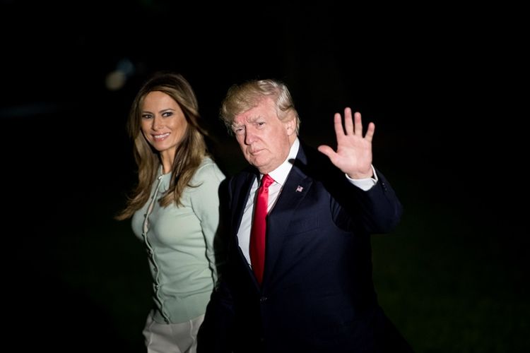 Presiden AS Donald Trump dan istrinya, Melania sesaat setelah tiba kembali di Washington DC usai kunjungan kerja ke luar negeri selama sembilan hari.