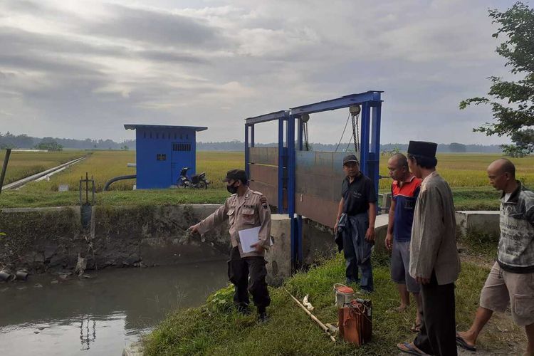 Polisi mendatangi lokasi pencari ikan yang tewas tersetrum di Sungai Karangmalang, Desa Pondokgebangsari, Kecamatan Kuwarasan, Kabupaten Kebumen, Jawa Tengah, Jumat (24/6/2022).