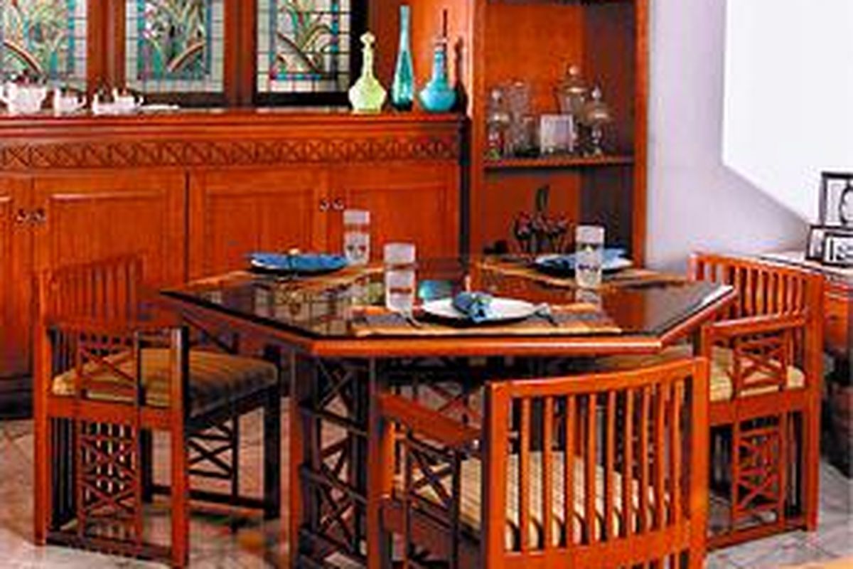 Perabot lama dibuang sayang. Dirawat dan dipoles, tampilan ruang makan pun berkesan cantik.