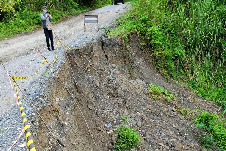 Ruas jalan dengan kondisi rusak paling parah ada di KM 290 yang termasuk dalam distrik Airu menuju Senggi, Jayapura, Papua.
