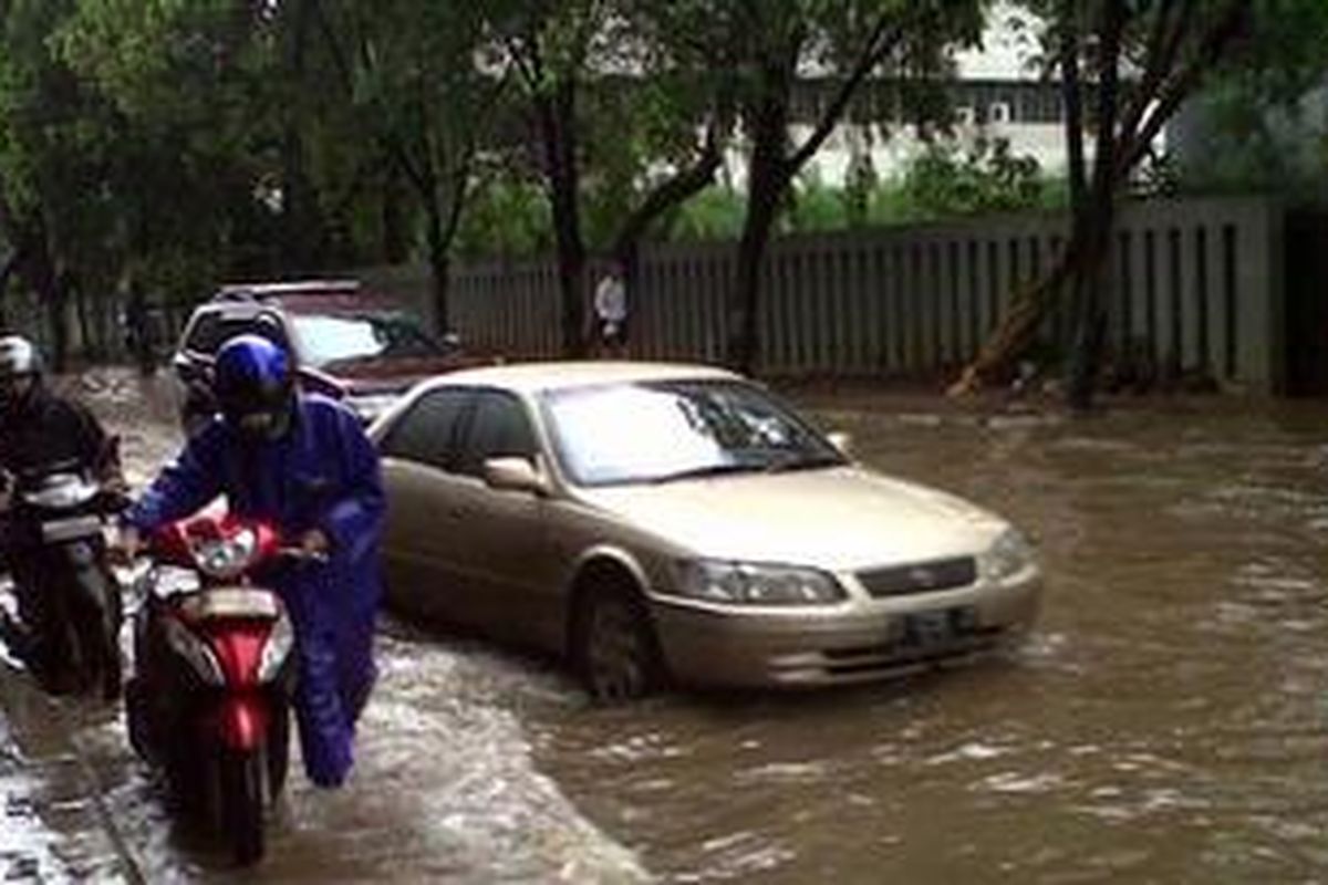 Air setinggi 30 centimeter menggenangi Jalan Gatot Subroto mulai dari depan Balai Kartini hingga perempatan Kuningan pada Kamis (17/1/2013) pagi ini.