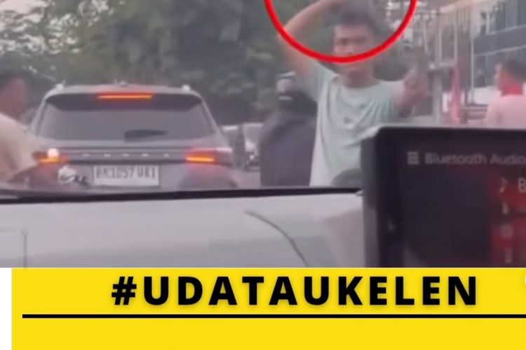 Potongan gambar Pak Ogah bernama Sarman Sinaga (23) memegang batu saat mengatur lalu lintas di Jalan William Iskandar, Kota Medan pada Kamis (7/8/2025). 