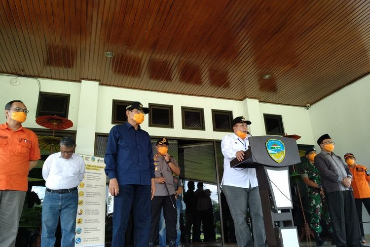 Wali Kota Tasikmalaya Budi Budiman bersama tim gugus tugas memberikan keterangan Pers terkonfirmasi 1 orang positif corona di Kota Tasikmalaya, Rabu (25/3/2020).