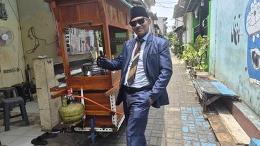 Strategi Tak Biasa Pedagang Kaki Lima: Jual Bakso Pakai Jas hingga Cosplay Anime