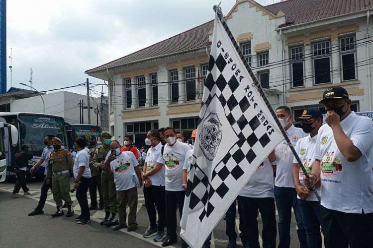 Wali Kota Medan Bobby Nasution melepas keberangkatan 1.250 peserta Mudik Bareng Pemko Medan di Jalan Pulau Pinang, Lapangan Merdeka Medan, Jumat (29/4/2022)