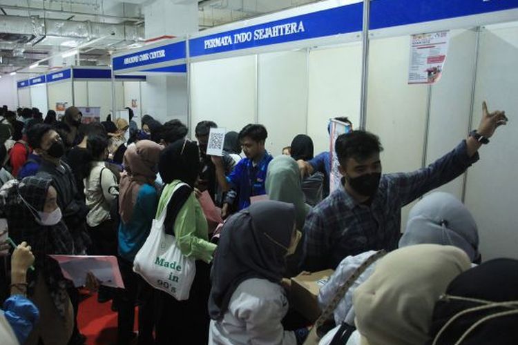 Sejumlah pencari kerja mencari informasi pekerjaan pada acara Jakarta Job Fair di Thamrin City, Jakarta, Selasa (9/8/2022). Dinas Tenaga Kerja, Transmigrasi, dan Energi Provinsi DKI Jakarta menggelar pameran bursa kerja tersebut di lima wilayah kota administrasi Jakarta mulai 27 Juli hingga 11 Agustus 2022 dengan menyediakan 20 ribu lowongan pekerjaan dari 200 perusahaan. 