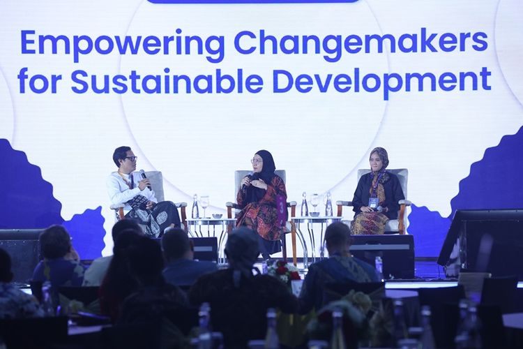 Head of Media Relations Astra Regina Panontongan (tengah) dan Pendiri Seni Tani Vania Febriyantie (kanan) dalam gelaran Lestari Summit 2024 di Jakarta, Rabu (21/8/2024).