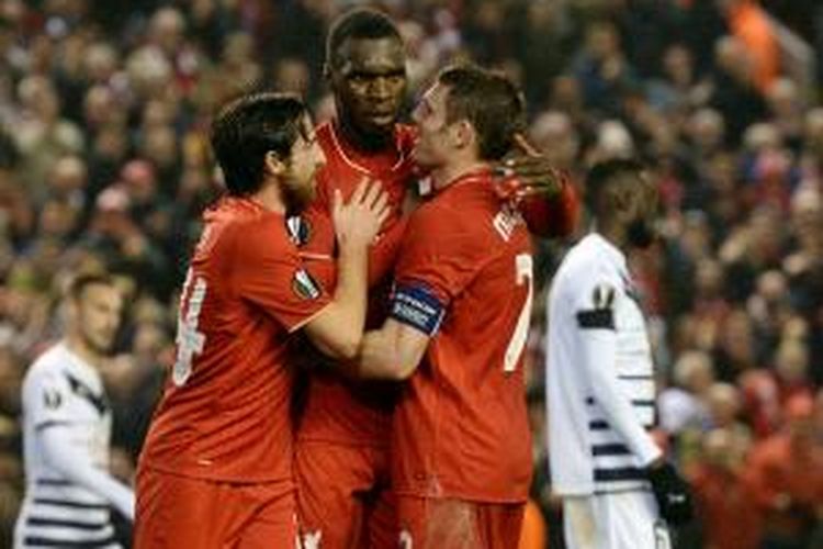 Penyerang Liverpool, Christian Benteke (tengah), merayakan gol bersama rekan-rekannya pada laga Liga Europa kontra Bordeaux di Stadion Anfield, Kamis (26/11/2015) waktu setempat. 