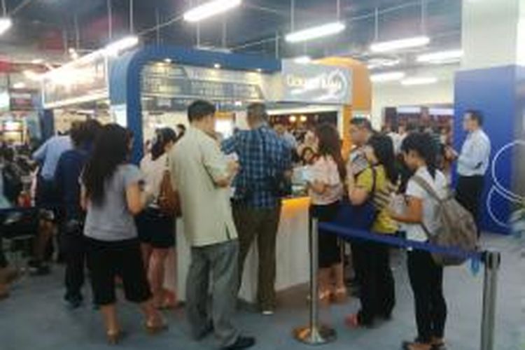 Suasana pengunjung yang rela antri demi tiket murah di BCA-Singapore Airlines Travel Fair di Jakarta yang berlangsung Kamis (10/9/2015) sampai Minggu (13/9/2015). 