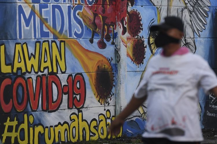Seorang warga berolah raga dengan latar belakang mural ajakan melawan COVID-19 di Depok, Jawa Barat, Selasa (14/4/2020). Pemprov Jawa Barat akan memulai pembatasan sosial skala besar (PSBB) di Bogor, Depok, Bekasi sebagai kota penyangga Ibu Kota pada Rabu (15/4) dengan menyiapkan anggaran Rp4 triliun sebagai jaring pengaman sosial. ANTARA FOTO/Wahyu Putro A/foc.