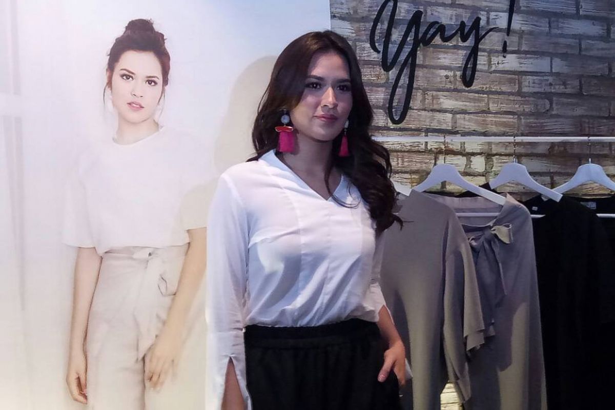 Raisa berpose ketika meluncurkan lini busananya, YAY! By Raisa x Ansoe, di kawasan SCBD, Jakarta Selatan, pada Senin (5/6/2017).