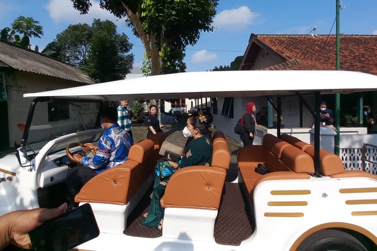 Salah 1 mobil listrik yang digunakan untuk mengantar tamu undangan ke lokasi siraman Erina Gudono di Mlati, Sleman, DI Yogyakarta, Jumat (9/12/2022).
