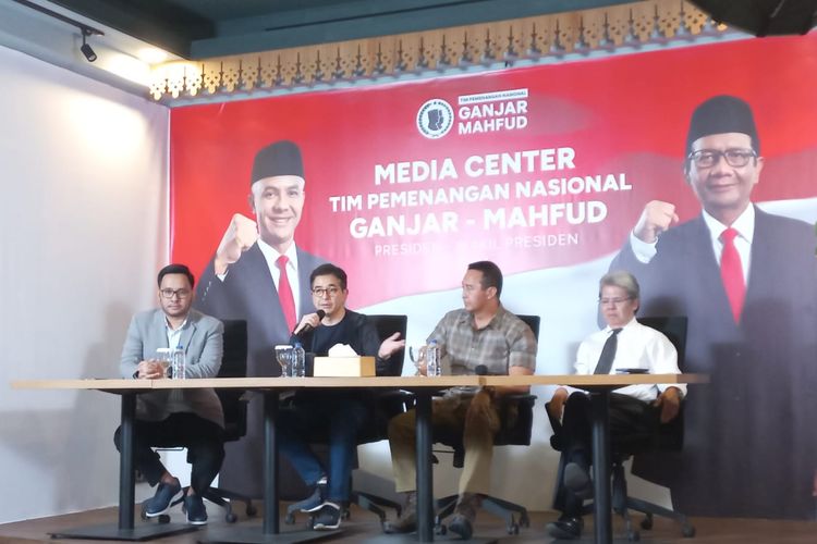 Ketua Tim Pemenangan Nasional Ganjar-Mahfud, Arsjad Rasjid dalam konferensi pers di Media Center TPN Ganjar-Mahfud, Jalan Cemara 19, Jakarta Pusat, Selasa (7/11/2023) malam 