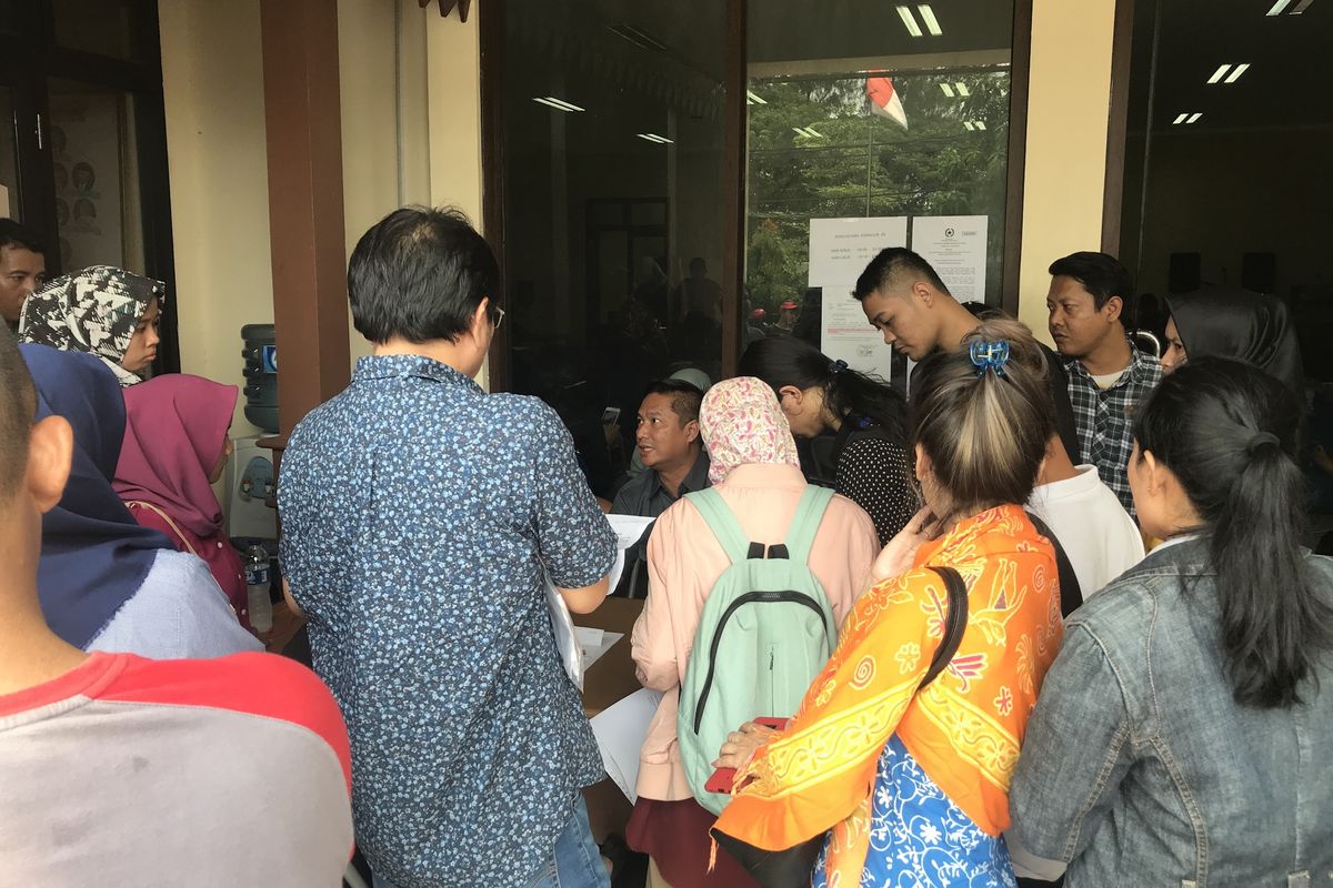 Ratusan warga mengurus surat C5 sebagai syarat perpindahan tempat memilih saat pemilu 17 April mendatang, Selasa (9/4/2019). Adapun pendaftaran C5 hanya akan dilayani hingga Rabu (10/4/2019) besok. 