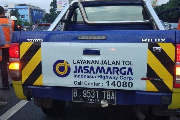 PT Jasa Marga (Persero) Tbk memberlakukan pengaturan lalu lintas contraflow Cawang-Semanggi, Jakarta, Senin (13/2/2017).