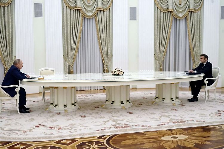 Presiden Rusia Vladimir Putin menghadiri pertemuan dengan Presiden Prancis Emmanuel Macron di Moskwa dengan dipisahkan oleh meja berukuran sangat besar, Senin (7/2/2022).