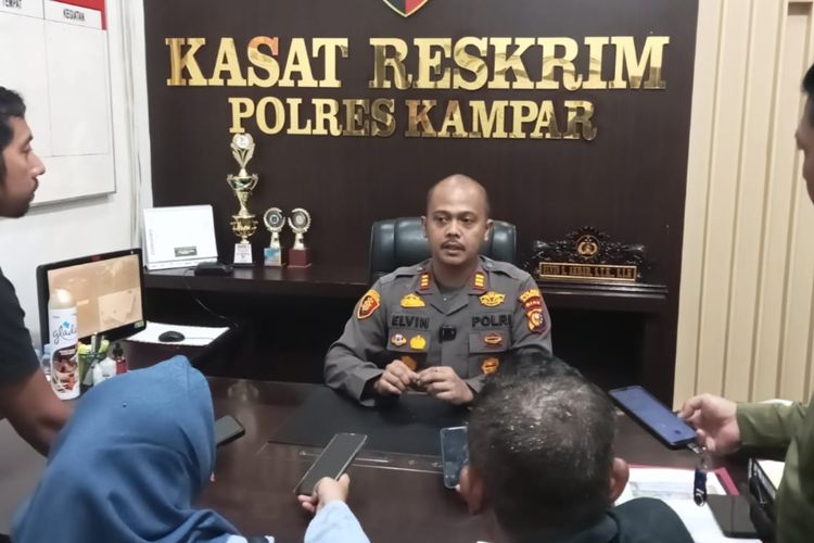 Kasatreskrim Polres Kampar, Elvin Septian Akbar saat diwawancarai wartawan di kantornya, di Kampar, Riau, Senin (12/2/2024).