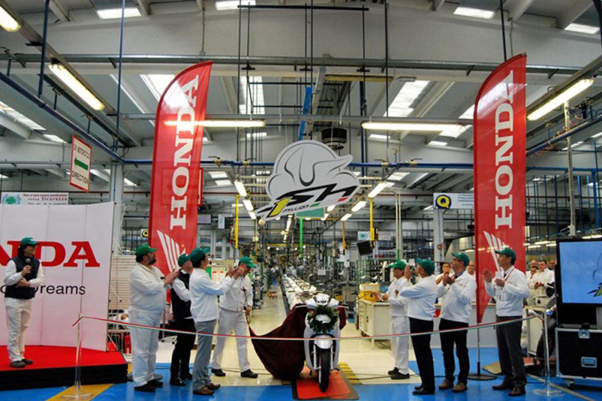 Skutik Honda SH capai produksi 1 juta unit.