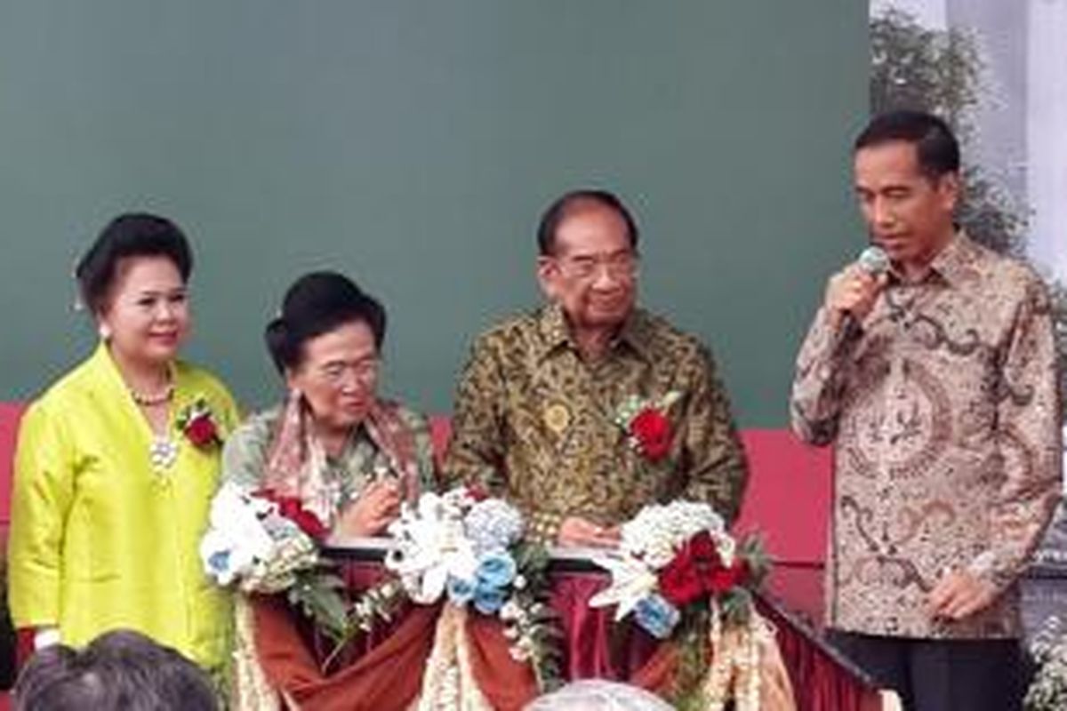 Presiden Republik Indonesia Joko Widodo didampingi Chairman Sahid Group, Sukamdanai Sahid Gitosardjono, meresmikan pembukaan gedung perkantoran Sahid Sudirman Center setinggi 59 lantai di Sahid City, Jl Sudirman, Jakarta Pusat, Sabtu (14/3/2015).