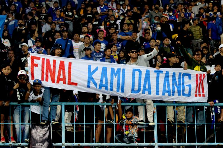 Aremania membentangkan spanduk seusai pertandingan semifinal leg kedua Piala Presiden 2022 yang berakhir dengan skor 2-1 di Stadion Kanjuruhan Kepanjen, Kabupaten Malang, Senin (11/7/2022) sore.