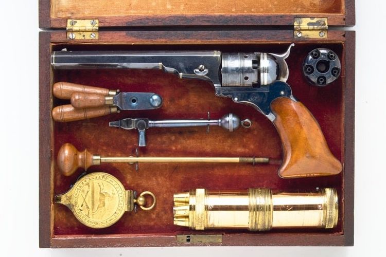 Senjata api Colt Revolver yang dibuat di Amerika Serikat pada 1836. [The Met Museum Via Oldest.org] 