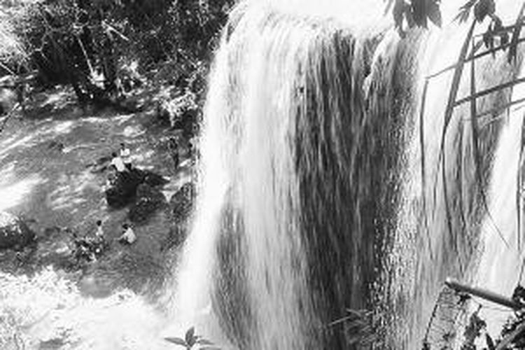 Beginilah suasana di tempat rekreasi Oenesu di Kecamatan Kupang Barat, Kabupaten Kupang, Nusa Tenggara Timur, beberapa waktu lalu. Pesona air terjun di bawah rimbunan berbagai jenis pohon menjadi pilihan cocok untuk menghalau rasa gerah pada masa kemarau. 
