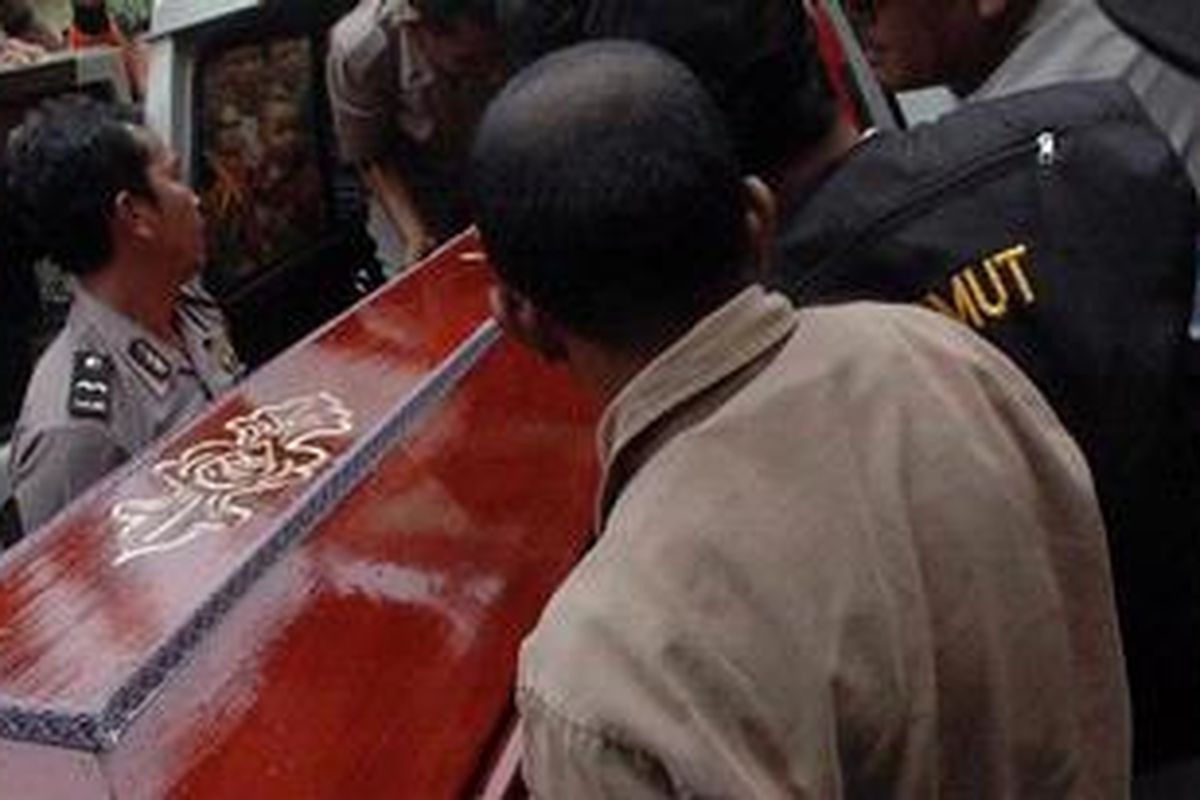 Peti jenazah Aiptu Baik Sinulingga dimasukkan ke mobil ambulan untuk dibawa dari RS Bayangkara ke rumah duka di Tanjung Gusta, Medan, Rabu (22/9/2010). Tiga jenazah polisi yang tewas ditembak sekelompok orang bersenjata di Polsek Hamparan Perak sudah selesai diotopsi dan dibawa ke rumah duka.