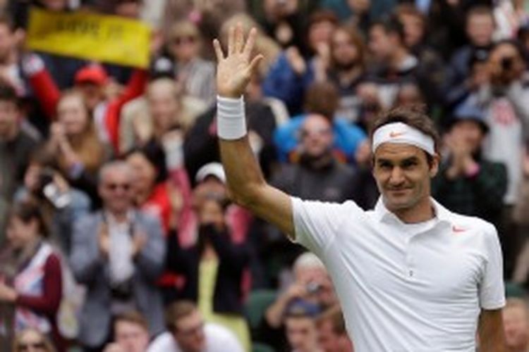 Petenis Swiss, Roger Federer, melambaikan tangan ke penonton usai meraih kemenangan atas petenis Rumania, Victor Hanescu, di babak pertama Wimbledon, Senin (24/6/2013).