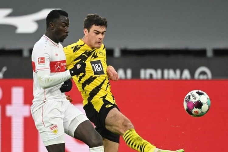 Aksi Giovanni Reyna dalam laga Borussia Dortmund vs VfB Stuttgart pada pekan ke-11 Bundesliga Jerman 2020-2021 yang digelar di Stadion Signal Iduna Park, Sabtu (12/12/2020) malam WIB.